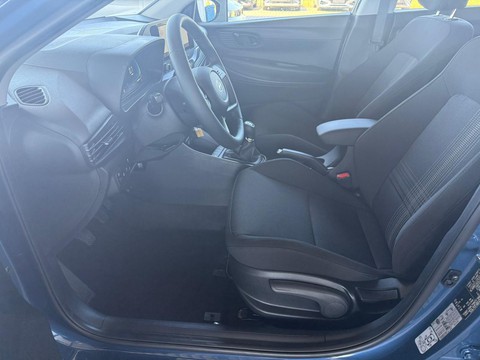 Hyundai BAYON 1.2 MPI Wave 5MT Sitz & Lenkr Heiz m 16